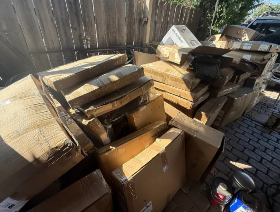 Amazon рік завалював дім жінки посилками, яких вона не замовляла: її життя перетворилося на пекло